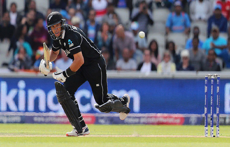 প্রথম দিন ভারতের বোলাররা দারুণ শুরু করলেও মাঝের ওভারে রান আটকাতে পারেনি। রস টেলরের ৭৪ রানের সৌজন্যে ২৩৯ রান তুলে দেয় নিউজিল্যান্ড।