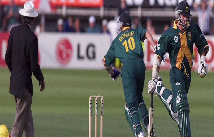 কিন্তু অ্যালান ডোনাল্ডের রান আউট ম্যাচ থেকে ছিটকে দেয় দক্ষিণ আফ্রিকাকে। সুপার ওভার না থাকায় ম্যাচ টাই হয় এবং সুপার সিক্সে হেড টু হেডে অস্ট্রেলিয়া জয়ী থাকায় ও পয়েন্টের দিক থেকে এগিয়ে থাকায় তারা ফাইনালে চলে যায়।