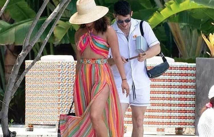 ব্যস্ত জীবন থেকে কিছুদিনের ছুটি বেশ উপভোগ করছেন অভিনেত্রী।