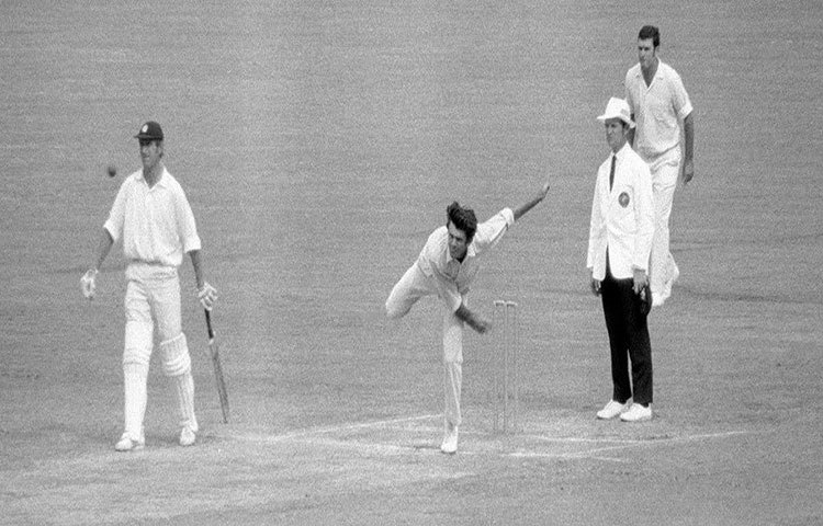 ১৯৫০-’৫১ সালে অ্যাশেজ সিরিজে অস্ট্রেলিয়ার মাত্র ৩২ রানে ৭ উইকেট পড়ে যায়। এরপর তারা ইনিংস ডিক্লেয়ার ঘোষণা করে। ইংল্যান্ডের জেতার জন্য দরকার ছিল মাত্র ১৯৩ রান। গাব্বায় আবহাওয়া খারাপ থাকায় ব্যাটিং করা অসম্ভব হয়ে ওঠে এবং ইংল্যান্ড অলআউট হয়ে যায় ১২২ রানে।