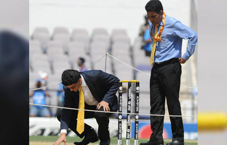 আইসিসিরই একটি সূত্র বলছে, ২০১৮ সালে ভারতীয় ধারাভাষ্যকারদের মধ্যে সবচেয়ে বেশি আয় ছিল সঞ্জয় মঞ্জরেকরের। তিনি এক সম্প্রচারকারি চ্যানেলের থেকে প্রতি সিরিজে ভারতীয় মুদ্রায় পেতেন প্রায় চার কোটি টাকা। এছাড়া প্রতি ম্যাচের জন্য পেতেন প্রায় ১৮ লাখ টাকা।