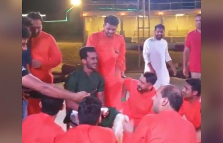 বিয়ের আগে দুবাই-এর এক পাঁচতারা হোটেলে হলদির অনুষ্ঠানে বন্ধুদের সঙ্গে হাসান আলি।