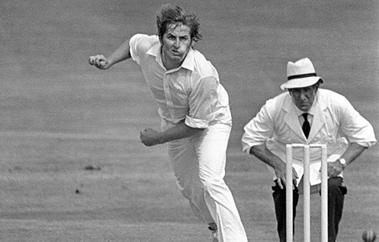 গ্যারি গিলমোর: সেই বিশ্বকাপের সেমিফাইনালে বিশ্ব দেখে আরেক নায়ককে। এবার একা হাতে ম্যাচের রং পাল্টান বাঁ-হাতি অজি অলরাউন্ডার গিলমোর। প্রথমে বল হাতে ছয় উইকেট নিয়ে ৯৩ রানে শেষ করে দেন ইংল্যান্ডকে। তারপর ব্যাট হাতে ২৮ বলে ২৮ রান করে সেই রানের গÐি পার করেন দলের ৩৯ রানে ছয় উইকেট পরে যাওয়ার পর।