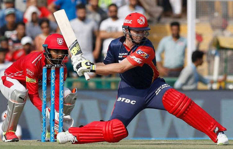 দিল্লি ক্যাপিটালসের প্রথম একাদশে এখনও পর্যন্ত জায়গা হয়নি কলিন মুনরোর। কিউই অলরাউন্ডার দিল্লিকে একটা ভাল মিডল অর্ডার ব্যাটসম্যান দিতে পারত। মিডিয়াম পেস বোলার হিসাবেও তিনি বেশ ভালো।