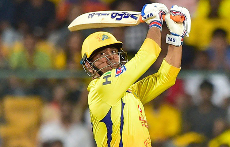 ৩৭ বছর বয়সেও কেনো টিম ইন্ডিয়ায় অপরিহার্য তিনি, তা এই আইপিএলে বার বার বোঝাচ্ছেন এমএস ধোনি। আরসিবির বিরুদ্ধে তার অপরাজিত ৮৪ রান করে ফের যেন তা বুঝিয়ে দিলেন। জয়ের জন্য এক সময় সিএসকের প্রয়োজন ছিল ৬ বলে ২৬ রান। প্রথম ৫ বলে ধোনির ব্যাট থেকে এল ৪,৬,৬,২,৬। তবে শেষ বলে মাত্র ১ রানের জন্য সে ম্যাচ হারে সিএসকে।