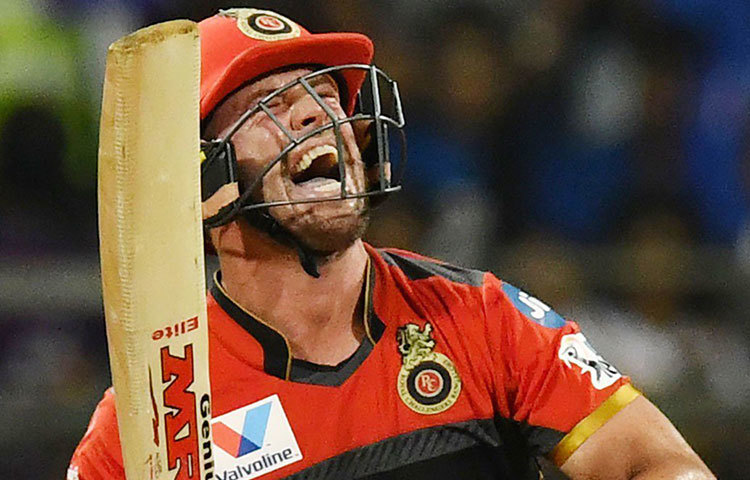 ব্যাট হাতে তো বটেই, ফিল্ডার হিসেবেও যে কোনো একাদশে অনায়াসে ঢুকে পড়তে পারে এবি ডিভিলিয়ার্স। এই আইপিএলেও বাউন্ডারি লাইনে দাঁড়িয়ে অবিশ্বাস্য সব কেরামতি দেখিয়েছেন। টুর্নামেন্টের ন’টি ম্যাচে তার রান ৩৩২। স্ট্রাইক রেটটা দেখুন, ১৫২.২৯। মাস্ট উইন ম্যাচে আরসিবির তিন নম্বরে এক রকম নিশ্চিত এবি।