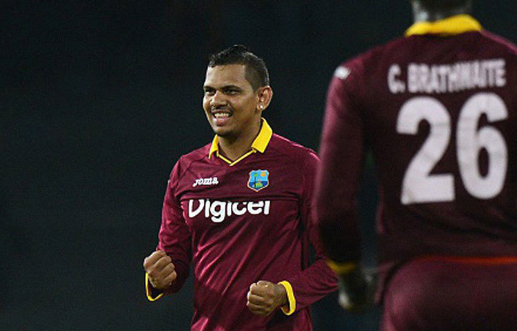 সুনীল নারাইন: দেশের হয়ে ৬৫টি একদিনের ম্যাচ খেলা নারাইন ওয়েস্ট ইন্ডিজের দলে সুযোগ পাননি। কিন্তু, নারাইনের মতো অলরাউন্ডার এই মুহূর্তে খুব কমই আছেন। ইনিংস শুরু করতে পারেন, আবার নারাইনের বোলিং নিয়ে কোনো সন্দেহই নেই।