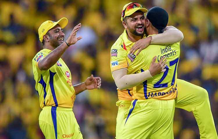 তিন নম্বরে নামতে পারেন সুরেশ রায়না। আইপিএলে অন্যতম সেরা পারফরমার আজ নিজের সেরাটা দেওয়ার চেষ্টা করবেন, তা বলাই বাহুল্য।