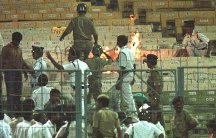 কিছুক্ষণের মধ্যেই মাঠের মধ্যে একটার পর একটা বোতল উড়ে আসতে শুরু করে গ্যালারি থেকে। আগুনও ধরিয়ে দেন। পরিস্থিতি নিয়ন্ত্রণে আনা প্রায় অসম্ভব হয়ে পড়েছিল পুলিশের পক্ষে। শেষমেশ খেলা বাতিল করে শ্রীলঙ্কাকেই জয়ী ঘোষণা করেন ম্যাচ রেফারি ক্লাইভ লয়েড। বিশ্বকাপের অন্যতম লজ্জার অধ্যায় ছিল সে দিন।