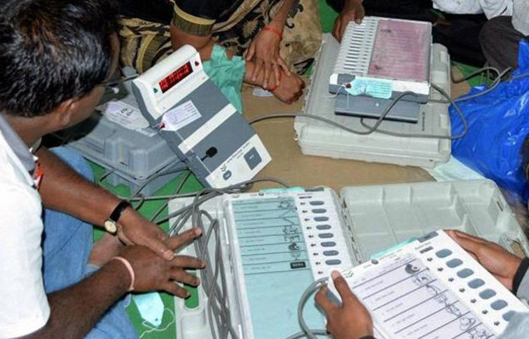 স্ট্রংরুম খুলে ইভিএম আনার সময় ভিডিওগ্রাফির ব্যবস্থা থাকবে। সেখানে উপস্থিত থাকবেন সব দলের প্রার্থী বা তার এজেন্ট।