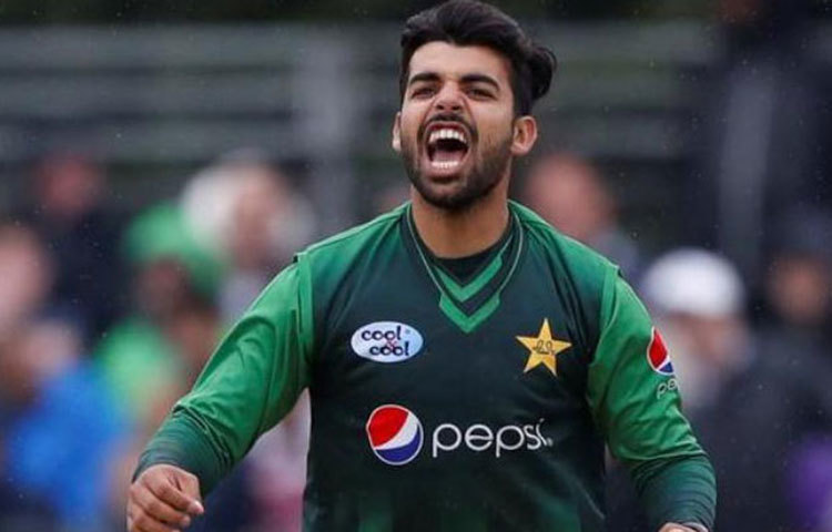শাদাব খান: ২০ বছরের এই পাক লেগ স্পিনার লেয়ার অর্ডারে ব্যাট হাতেও দলকে ভরসা জোগাতে পারেন।