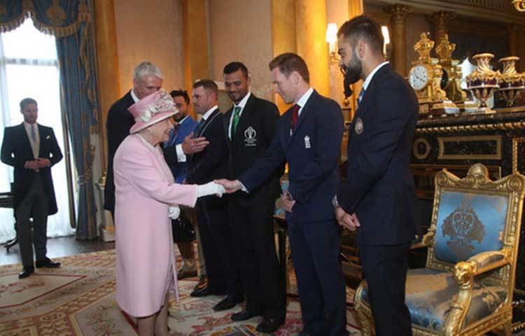 মাশরাফির সাথে রানি এলিজাবেথ-এর দেখা হওয়ার কথা রাজপরিবারের পক্ষ থেকে টুইট করেও জানানো হয়।