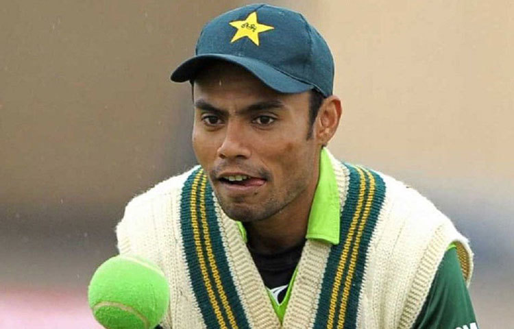 ছোট থেকেই করাচি হোয়াইট, করাচি ব্লুজ, সিন্ধু ক্রিকেট টিম ইত্যাদি নানা ঘরোয়া দলে খেললেও ২০০০ সালে ইংল্যান্ডের বিরুদ্ধে টেস্ট ম্যাচ দিয়েই যাত্রা শুরু করেন তিনি।