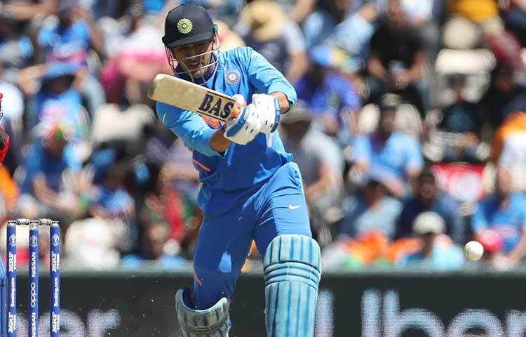 গত ম্যাচের মন্থর ব্যাটিং বোধহয় পরিবর্তন আনে ধোনির ব্যাটিং অর্ডারে। প্যাঁচের বদলে তিনি নামেন ছয়। যদিও এই ম্যাচেও শুরুতে সেই ধীর লয়ের ব্যাটিংই করেন ধোনি। যা ভারতের রান ৩০০ না হওয়ার বড় কারণ হয়ে দাঁড়ায়। তবে তার ৬১ বলে অপরাজিত ৫৬ এ দিনের জয়ের অন্যতম কারণও বটে।