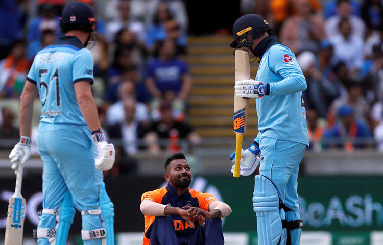 ম্যাচের শুরু থেকেই আঘাত হানতে ব্যর্থ হন শামি এবং বুমরা। ইংল্যান্ডের প্রথম উইকেট যখন পড়ে ততক্ষণে স্কোর দেড়শো পেরিয়ে গিয়েছে। ছন্দে থাকা জো রুট,বেন স্টোকসদের তাই কোনও অসুবিধাই হয়নি।