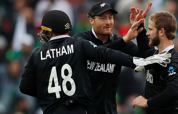 নেট রানরেটে অনেকটাই এগিয়ে আছে কিউইরা। সেক্ষেত্রে নিউজিল্যান্ড বড় ব্যবধানে ম্যাচ জিতে পয়েন্ট তালিকায় ১১ পয়েন্টে শেষ করলে চাপে পড়তে পারে ভারত। তাই পরের ম্যাচগুলোরএকটিতে জিতলে সুবিধা হবে কোহলিদের।