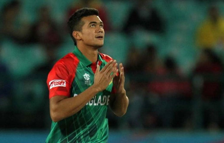 এক বাংলাদেশ ক্রিকেট ভক্ত ভারত-বাংলাদেশ এশিয়া কাপের ফাইনালের আগে ছবি পোস্ট করেন স্যোশাল মিডিয়ায়। যেখানে দেখা যায় তরুণ পেসার তাসকিন আহমেদের হাতে মহেন্দ্র সিং ধোনির কাটা মুণ্ড। দ্রুত ছবিটি স্যোশাল মিডিয়ায় ছড়িয়ে পড়লে ভারতীয় সমর্থকরা তীব্র প্রতিবাদ করেন। মজার ব্যাপার ‘মাহি’ ছয় মেরেই ভারতকে জেতান ফাইনালে।