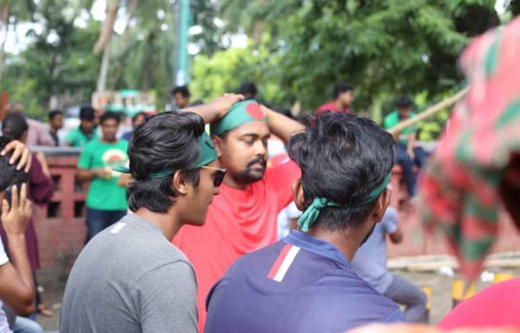 খেলা নিয়ে আলোচনায় মগ্ন কয়েকজন। ছবি: মাহবুব আলম