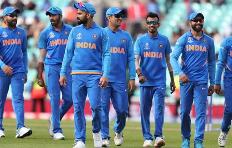 ভারত যদি শ্রীলঙ্কার বিরুদ্ধে জেতে এবং দক্ষিণ আফ্রিকার কাছে অস্ট্রেলিয়া হেরে যায় তা হলে কোহলিরা ১৫ পয়েন্ট নিয়ে টেবিলের শীর্ষে থাকবেন। সেক্ষেত্রে ১৪ পয়েন্ট নিয়ে দুই নম্বরে চলে আসবে অজিরা। অর্থাত্, সেমিতে অস্ট্রেলিয়া বনাম ইংল্যান্ড ম্যাচ হবে। ভারত খেলবে নিউ জিল্যান্ডের বিরুদ্ধে।