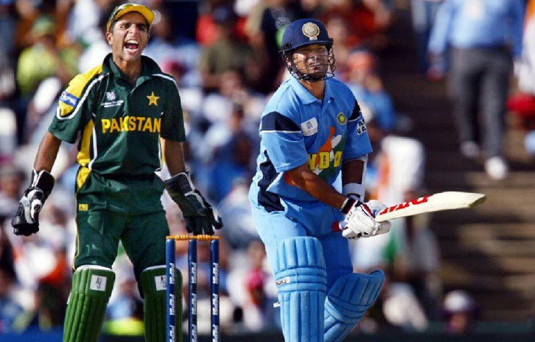 ২০০৩ সালে বিশ্বকাপে শচীন টেন্ডুলকারের ভাঙা আঙুল নিয়ে পাকিস্তানের বিরুদ্ধে শোয়েব আখতারকে মারা আপার কাটটি চিরস্মরণীয় হয়ে আছে। বিশ্বকাপ জুড়েই রাজ করেছিলেন ‘মাস্টার ব্লাস্টার’। সেই বিশ্বকাপে শচীনের করা ৬৭৩ রান এক বিশ্বকাপে এখনও সর্বাধিক। পাকিস্তান হোক বা শ্রীলঙ্কা, শচীনের চওড়া ব্যাট ভারতকে নিয়ে গিয়েছিল ফাইনালে। শেষরক্ষা করতে পারেননি শচীন।