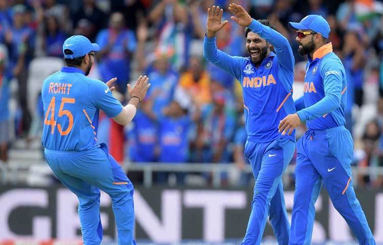 এতদিন ড্রেসিং রুমে বসে অস্ত্রে শান দিচ্ছিলেন জাড্ডু। সুযোগ পেতেই বুঝিয়ে দিলেন দরকারে তিনিও তৈরি। প্রথম ওভারেই উইকেট নিয়ে শ্রীলঙ্কাকে আরও চাপে ফেলে দেন তিনি। কুলদীপ ব্যর্থ হলেও জাডেজার স্পিনের হদিশ ছিল না শ্রীলঙ্কার ব্যাটসম্যানদের কাছে।