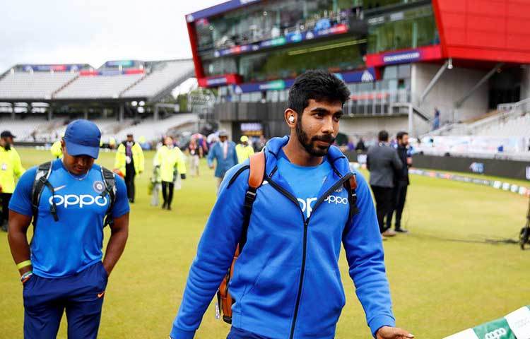 ভারতকে যদি ৩০ ওভার ব্যাট করতে হয়, তা হলে টার্গেট দাঁড়াবে ১৯২। অর্থাত্ ওভার পিছু ছয় রানের কিছু বেশি। লকি-বোল্টদের সামনে যা তুলতে বেগ পেতে হতে পারে রোহিতদের।