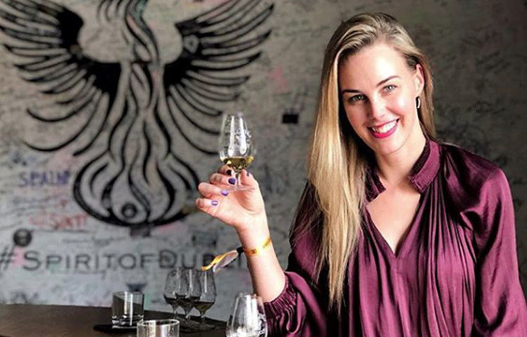 ২০০৭ সালে ‘স্টুডিও ১’ নামক এক জনপ্রিয় লাইভ গানের অনুষ্ঠানে সহ পরিচালক হিসবে তার হাতেখড়ি।