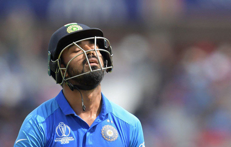 বিশ্বকাপ শুরুর দিন থেকে ভারতের প্রতি ম্যাচে মিডল অর্ডার পাল্টেছে। এতদিন রোহিত, রাহুল ও বিরাট কোহলির ব্যাট কথা বলায় ভারত ম্যাচ জিতেছে। আসল দিনে ব্যর্থ ভারতের টপ অর্ডার।