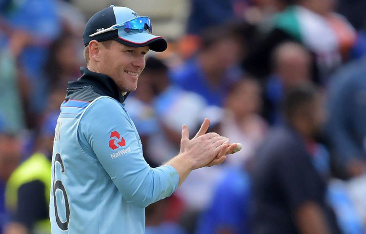 প্রথম তিন ব্যাটসম্যানের এই দুরন্ত ফর্ম স্বস্তিতে রাখছে ক্যাপ্টেন মর্গ্যানকে। তিনি নিজেও রয়েছেন বেশ ধ্বংসাত্মক মেজাজে। ১০ ম্যাচে ৩৬২ রান, স্ট্রাইক রেট ১১৬.০২। পরের দিকে নেমে দ্রুত রান তোলার কারিগর তিনি। সেই কাজটাই করে চলেছেন দলকে নেতৃত্ব দেওয়ার সঙ্গে সঙ্গে।