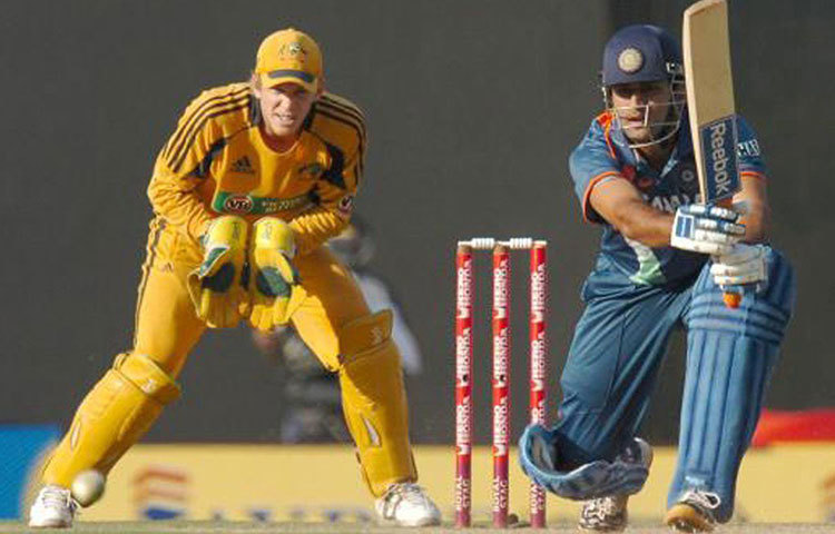 ২০০৯ সালে অস্ট্রেলিয়ার বিরুদ্ধে করা ধোনির দুর্দান্ত ১০৭ বলে ১২৪ রানের ইনিংসটিও তার জীবনের অন্যতম সেরা ইনিংস ধরা হয়। কারণ, এই ইনিংসের জন্যই ৯৯ রানের বড় ব্যবধানে অস্ট্রেলিয়াকে হারাতে সক্ষম হয় ভারত।