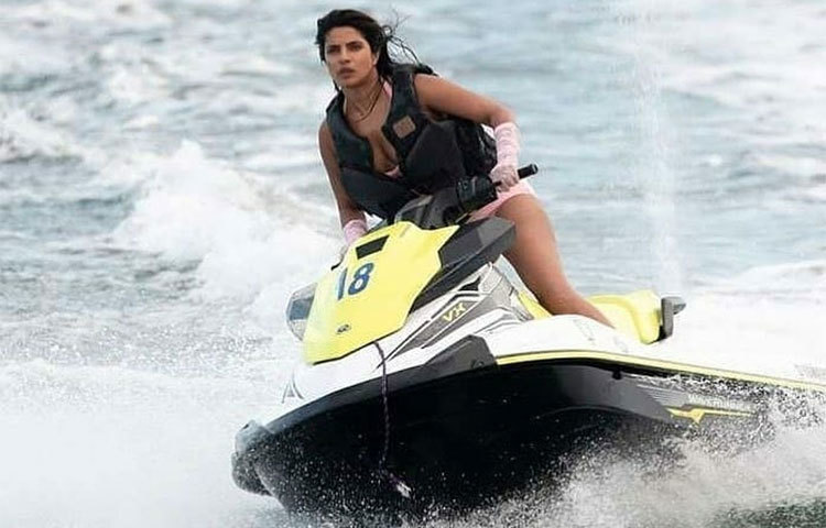 জেট স্কি চালাতেও দেখা যায় প্রিয়াঙ্কাকে।