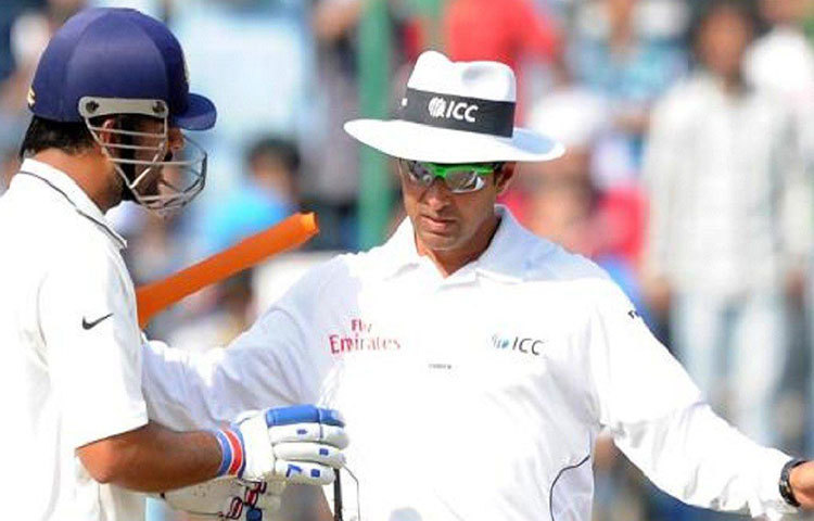 বিশ্বের সবথেকে দামি ক্রিকেট লিগ ইন্ডিয়ান প্রিমিয়ার লিগ বা আইপিএলে প্রতি ম্যাচ থেকে একজন আইসিসি এলিট প্যানেলে থাকা আম্পায়ার পেয়ে থাকেন ২৫০০ মার্কিন ডলার। এখানেই শেষ নয়, ম্যাচ ফি ছাড়াও বেশ মোটা অঙ্কের টাকা পান তারা।