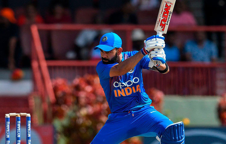 বিরাট কোহলি: কিং কোহলি আছেন স্বমেজাজেই। তবে স্মিথ যখন অ্যাশেজেরানের ফোয়ারা ছোটাচ্ছেন তখন বিরাট যেন একটু চুপচাপ। তবে এটা ঝড়ের আগের নিস্তব্ধতা কিনা তা বলা মুশকিল। একদিনের সিরিজে রান মেশিন কোহলির অপেক্ষায় ভারত।