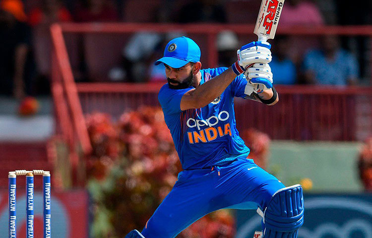 বিরাট কোহলি: আগের ম্যাচে সেঞ্চুরি করে বুঝিয়ে দিয়েছেন যে সেঞ্চুরি করার ফর্ম আবার ফিরে পেয়েছেন। আর ২৫ রান করতে পারলেই তিনি হয়ে যাবেন এই দুই দেশের মধ্যে হওয়া সিরিজে সর্বাধিক রানের মালিক।