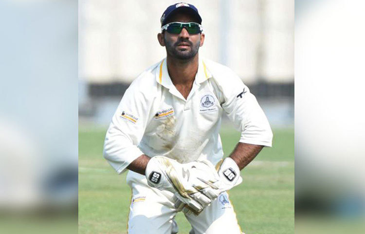 দিনেশ কার্তিক: ২০০৪ সালে ১৯ বছর বয়সে অভিষেক ঘটে তামিলনাড়–র এই উইকেটরক্ষকের। ঘরোয়া ক্রিকেটে প্রায় দশ হাজার রান করলেও আন্তর্জাতিক ক্রিকেটে সুযোগ হেলায় নষ্ট করেছেন বার বার।