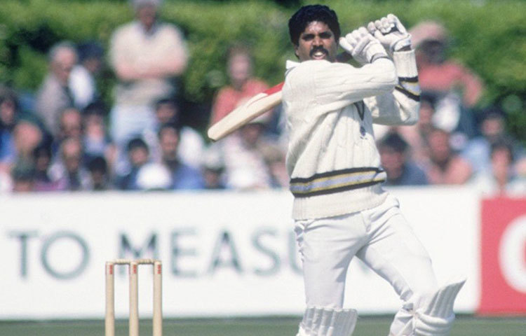 কপিল দেব: ১৯৮৩ সালের বিশ্বকাপে ভারত অধিনায়কের ১৭৫ রানের ইনিংসকে ভুলতে পারবেন না কেউই। ১৩৮ বলে তার খেলা এই ঝোড়ো ইনিংস ভারতকে পৌঁছে দেয় ২৬৬ রানে। তার এই ইনিংস গুরুত্বপূর্ণ হয়ে দাঁড়ায় কারণ মাত্র ১৭ রানে ভারতের পাঁচ উইকেট পড়ে যায়। বল হাতে বাকি কাজটা মিলে মিশে শেষ করেন মদন লাল, রজার বিনিরা। ভারতের বিশ্বকাপ জেতার আগে স্মরণীয় হয়ে থাকবে এই ম্যাচ।