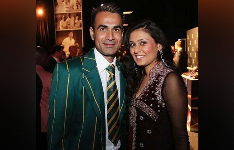 সোশ্যাল মিডিয়া তেমনভাবে ছিল না সে সময়। এক দেশ থেকে অন্য দেশে প্রেম। ফোন নম্বরটা কোনো মতে পাওয়া গিয়েছিল সেই সময়। সুমাইয়ার সঙ্গে দেখা করার জন্য এরপর বেশ কয়েকবার দক্ষিণ আফ্রিকা যান ইমরান।