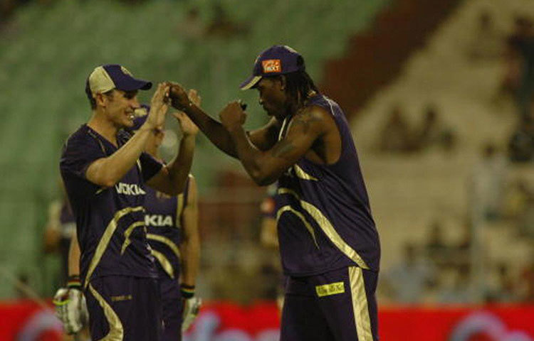 ব্যাঙ্গালুরুর চিন্নাস্বামী স্টেডিয়ামে পুণে ওয়ারিয়র্সের বিরুদ্ধে সেই ম্যাচে ধ্বংসাত্মক ইনিংস খেলেন তিনি। ১৭টি ৬ মেরেছিলেন ওই ম্যাচে। এবি ডিভিলিয়ার্সের এক ম্যাচে রয়েছে ১২টি ছয় মারার রেকর্ড। সেটি ছিল এক সময় রেকর্ড। প্রায় ছয় বছর হয়ে গেল গেইলের রেকর্ড এখন পর্যন্ত ভাঙেনি। গেইল ভেঙে ছিলেন ব্রেন্ডন ম্যাককালামের ১৩টি ছক্কা হাঁকানোর রেকর্ড।