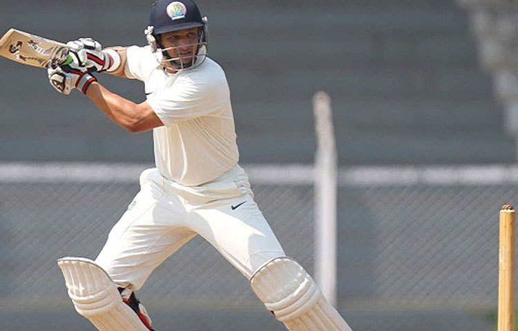 ১৯৯৭ সালের ২৫ ডিসেম্বর আন্তর্জাতিক ক্রিকেটে একদিনের ম্যাচে অভিষেক হয় তার। ম্যাচটি ছিল শ্রীলঙ্কার বিরুদ্ধে।