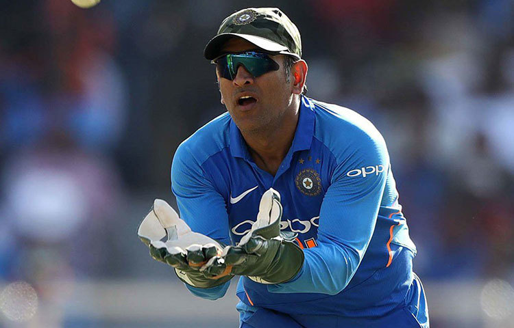 তবে ভনের এই দলে নেই ভারতের ফিনিশ মাস্টার মহেন্দ্র সিংহ ধোনি। বিশেষজ্ঞরা যতই ধোনির প্রখর মস্তিষ্কের উপর আস্থা রাখার পরামর্শ দিন না কেন, ধোনির জায়গায় তিনি তার সেরা একাদশে জায়গা দিয়েছেন জস বাটলারকে। উইকেট কিপার ব্যাটসম্যান হিসাবে জসকে ধোনির চেয়েও এগিয়ে রাখছেন তিনি।