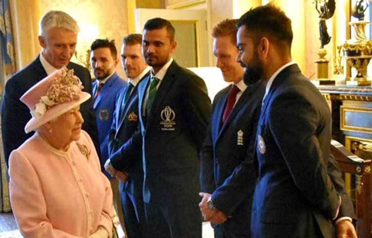 বাকিংহাম প্যালেস-এর বাগানে একটি পার্টিতে রানির সঙ্গে নৈশভোজের অনুষ্ঠানেও হাজির ছিলেন মাশরাফি, ইয়ন মরগ্যানরা।