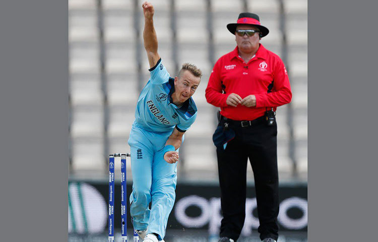 বাবা খেলেছেন এক দেশের জার্সিতে। ছেলে খেলছেন অন্য দেশের হয়ে। এমন প্রোফাইল রয়েছে ইংল্যান্ডের অলরাউন্ডার টম কুরানের। টমের বাবা কেভিন কুরান খেলেছিলেন জিম্বাবুয়ের হয়ে। ২৪ বছরের অলরাউন্ডার টম ১৭টি ওডিয়াইতে ১৭৮ রান করেছেন। উইকেট-সংখ্যা ২৭। দক্ষিণ আফ্রিকার কেপটাউনে জন্মানো টম এখন বিশ্বের অন্যতম তরুণ প্রতিভা।