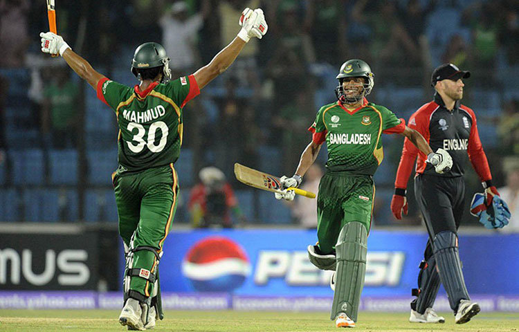 বিশ্বকাপের আঙিনায় এবার বাংলাদেশের কাছে হারের পালা ছিল ইংল্যান্ডের। সালটা ছিল ২০১১। চট্টগ্রামে প্রথমে ব্যাট করে ২২৫ রান তোলেন অ্যান্ড্রু স্ট্রসরা। এরপর ৪৯ ওভারেই ওই রান তুলে নেন সাকিব আল হাসানরা। ২ উইকেটে জিতে দেশের মাটিতে আনন্দের জোয়ার বইয়ে দেন তারা। ১০০ বলে ৬০ রান করে ম্যাচের সেরা হন ইমরুল কায়েস।