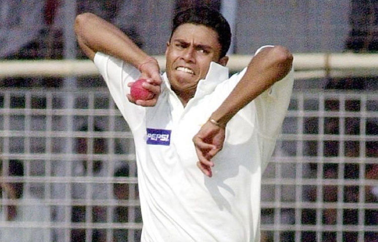 ২০০১ সালে এশিয়ান টেস্ট চ্যাম্পিয়নশিপ চলাকালীন বাংলাদেশের বিরুদ্ধে পর পর দু’টি ইনিংসে ছয়টি করে উইকেট নিয়ে সবার নজরে চলে আসেন।