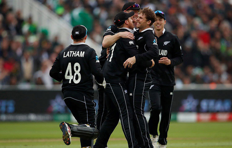 সেমিফাইনাল নিশ্চিত করতে পরের ম্যাচে ডারহামে ইংল্যান্ডকে হারাতেই হবে বøাক ক্যাপসদের। বাংলাদেশ বা পাকিস্তান যদি বড় ব্যবধানে ম্যাচ জিতে যায়, সেক্ষেত্রে তাদেরও ১১ পয়েন্ট হবে। কিন্তু রানরেটের জন্যে সুবিধা পাবেন কেন উইলিয়ামসনরা।