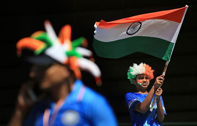 পতাকা হাতে ভারতীয় সমর্থক।