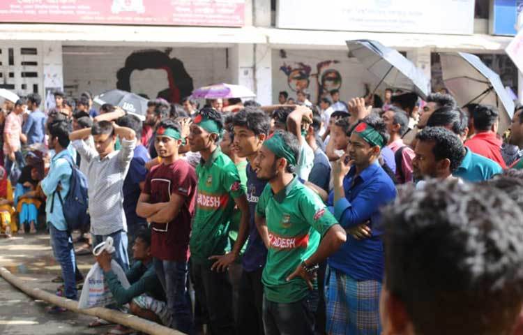 গভীর মনোযোগে খেলা দেখছেন সবাই। ছবি: মাহবুব আলম