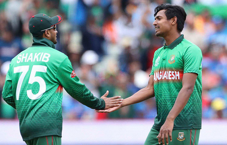 শাকিব আর মোস্তাফিজুর ছাড়া কেউ ভালো বল করতেই পারলেন না। এই পিচে কী ভাবে বল করা উচিত তা দেখিয়ে দিলেন দুই চ্যাম্পিয়ন।