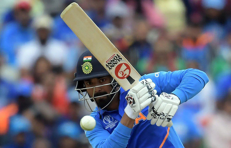 ৯২ বলে ৭৭ রান করে রোহিতের সঙ্গে ইনিংসের ভিত গড়ে দেন লোকেশ রাহুল। তার ইনিংসে ঝড় না থাকলেও পরিণত এই ইনিংসই রোহিতকে নিজের খেলা খেলে যেতে সাহায্য করেছে। ফলে সহজেই বড় রান করতে পেরেছে ভারত।