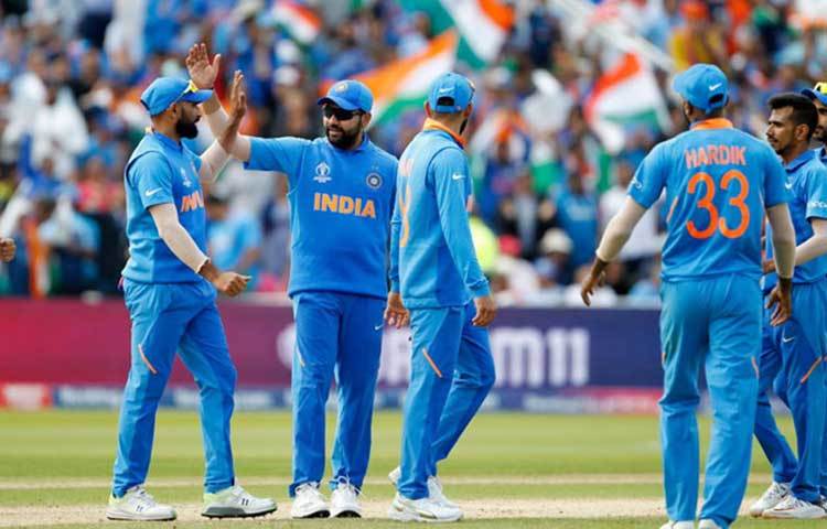 শ্রীলঙ্কার বিরুদ্ধে যদি ভারতীয় দল হেরে যায় তা হলে কোহলিরা থাকবেন দুইয়ে। এক্ষেত্রে দক্ষিণ আফ্রিকার বিরুদ্ধে অস্ট্রেলিয়া হারুক বা জিতুক, পয়েন্ট টেবিলে কোনো প্রভাব পড়বে না। সেক্ষেত্রে সেমিতে ইংল্যান্ডের বিরুদ্ধে খেলতে হবে কোহলিদের।